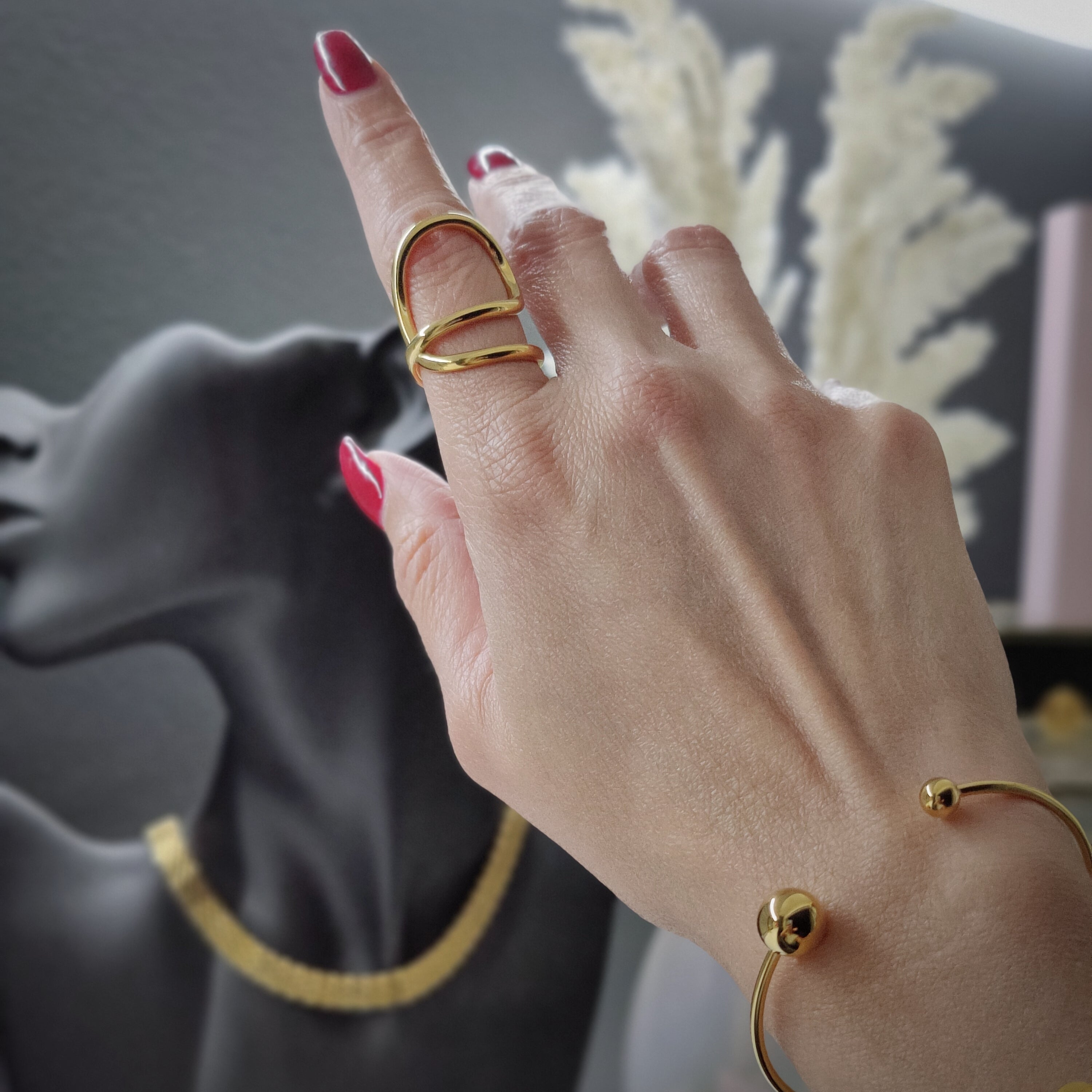 Regal Contour Statement Ring